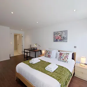 Fully Serviced Two Bed By Excel & O2 Apartment London